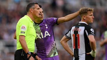 Andre Marriner, &aacute;rbitro ingl&eacute;s, y Sergio Reguil&oacute;n, jugador del Tottenham, durante el partido de Premier League ante el Newcastle.