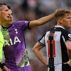 Reguilón conquista a Inglaterra por su gesto