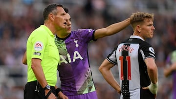 Andre Marriner, &aacute;rbitro ingl&eacute;s, y Sergio Reguil&oacute;n, jugador del Tottenham, durante el partido de Premier League ante el Newcastle.