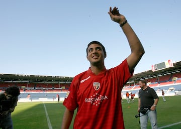 El jugador nacido en Cancún, una ciudad de México ubicada en la península de Yucatán que limita con el mar Caribe, estuvo en varios equipos (en calidad de cedido) durante su etapa en el Arsenal. Al Osasuna llegó en la temporada 07/08.