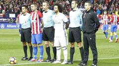 El &aacute;rbitro Fern&aacute;ndez Borbal&aacute;n posa junto a Gabi y Marcelo antes del inicio del derbi entre Atl&eacute;tico de Madrid y Real Madrid en el Vicente Calder&oacute;n el 19 de noviembre de 2016.