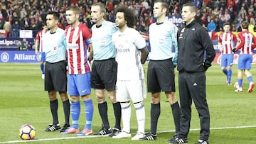 El &aacute;rbitro Fern&aacute;ndez Borbal&aacute;n posa junto a Gabi y Marcelo antes del inicio del derbi entre Atl&eacute;tico de Madrid y Real Madrid en el Vicente Calder&oacute;n el 19 de noviembre de 2016.