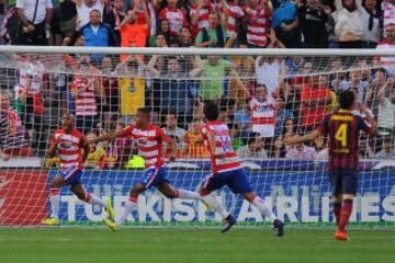 El centrocampista argelino del Granada Yacine Brahimi (L) celebra con sus compañeros de equipo después de anotar durante el partido de fútbol de la liga española de Granada CF vs FC Barcelona en el estadio Nuevo Los Cármenes en Granada.