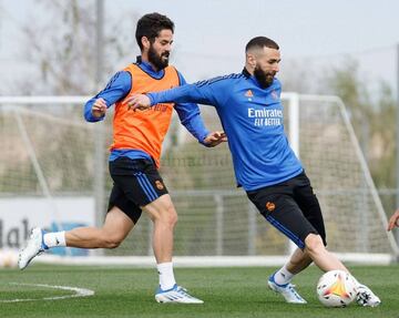 Benzema, que jugará hoy, acosado por Isco durante el último entrenamiento del Madrid.