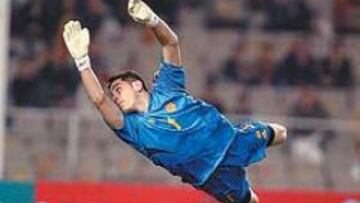 <b>VUELO INÚTIL</B>. Fue plástica la estirada de Casillas, pero no le sirvió para detener el 0-1, de Solano.