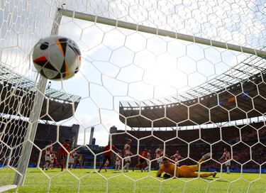 Jugó Pedri con Fabián, que rompió a Modric primero con un amago, para después hacer lo mismo con Brozovic, finalizando con un preciso disparo cruzado para superar la estirada de Livakovic.