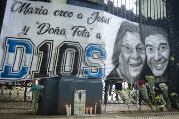 Una bandera de Diego Maradona y su madre a la entrada del Estadio Juan Carmelo Zerillo en La Plata, Argentina.