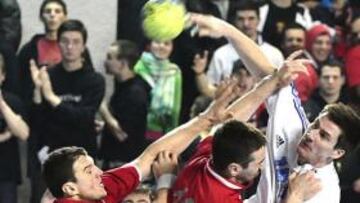 Zarko Pejovic defiende una acción con el Vardar Skojpe (camiseta roja) frente al Copenhague.