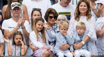 Casado con Mirka son padres de cuatro hijos, dos niñas gemelas y dos niñis gemelos 