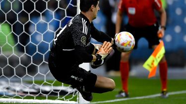 Riyadh (Saudi Arabia), 11/01/2023.- Real Madrid goalkeeper Thibaut Courtois saves a penalty which led to his team winning the Supercopa de Espana semi-final match between Real Madrid and Valencia, in Riyadh, Saudi Arabia, 11 January 2023. (Arabia Saudita) EFE/EPA/STR ALTERNATIVE CROP
