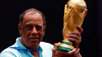 Former Brazilian soccer captain Carlos Alberto Torres holds the 2014 FIFA World Cup Brazil trophy during its unveiling ceremony at a Soccerex event at Copacabana beach in Rio de Janeiro, November 21, 2010. REUTERS/Bruno Domingos/File Photo