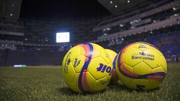 Balón oficial de la Liga MX en el Estadio Cuauhtémoc.