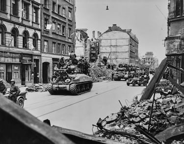 Durante la Segunda Guerra Mundial, Múnich fue uno de los principales objetivos de los bombardeos aliados debido a su importancia industrial y simbólica como cuna del nazismo. Aunque al inicio del conflicto la ciudad recibió pocos ataques, a partir de 1944 se intensificaron los bombardeos por parte de la RAF británica y la USAAF estadounidense. El más devastador ocurrió entre el 24 y 25 de abril de 1944, cuando más de 250 aviones británicos atacaron el centro urbano, destruyendo alrededor del 80 % de los edificios en el área objetivo.

En total, Múnich sufrió 74 ataques aéreos que provocaron la muerte de más de 6.600 civiles y dejaron cerca de 16.000 heridos. El casco antiguo (Altstadt) fue prácticamente arrasado, y la ciudad perdió gran parte de su patrimonio arquitectónico. Además de su valor estratégico, Múnich fue bombardeada con fines propagandísticos, al ser considerada la “capital del movimiento” nazi.