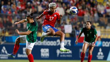 VINA DEL MAR, CHILE-OCT25: La jugadora de Chile Fernanda Pinilla controla la pelota durante el partido del grupo A del futbol femenino de los XIX juegos Panamericanos Santiago 2023 realizado en el estadio Sausalito el 25 de Octubre 2023 en Vina del Mar, Chile.