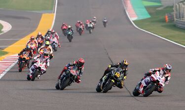 Jorge Martín liderando la carrera al esprint.