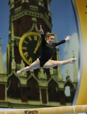 Gabrielle Jupp en la barra de equilibrio.