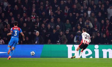 Guus Til remata a placer y sin oposición a portería. El jugador neerlandés aprovechó la gran jugada de su compañero, el marroquí Couhaib Driouech.