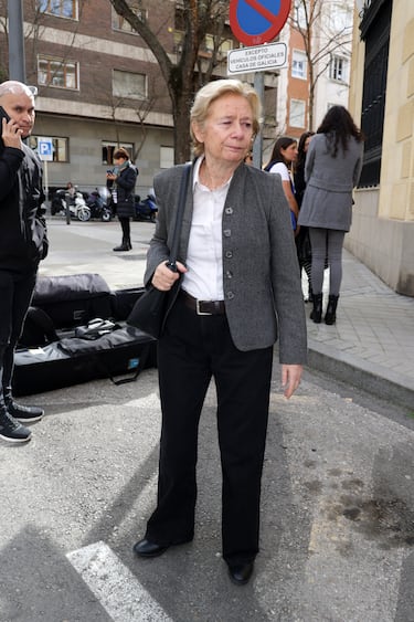 La periodista Pilar Cernuda asiste a la capilla ardiente por Fernando Ónega situada en la Casa de Galicia de Madrid.