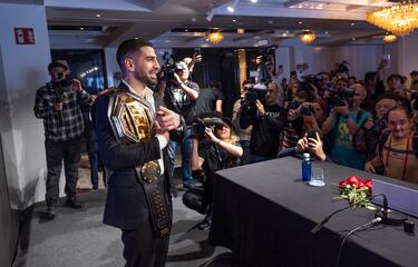 Ilia Topuria muestra el cinturón de campeón de la UFC en la rueda de prensa en el Hotel Rosewood Villa Magna.
