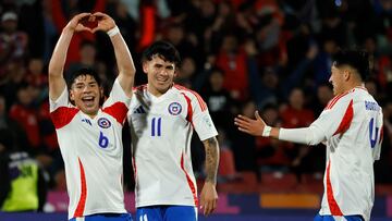 Futbol, Egipto vs Chile.
Mundial sub 20, Chile 2025.
El jugador de Chile Javier Carcamo, izquierda, celebra con sus companeros tras marcar un gol contra Egipto durante un partido del grupo A del mundial sub 20 disputado en el estadio Nacional de Santiago, Chile.
03/10/2025
Andres Pina/Photosport
Football, Egypt vs Chile.
U-20 World Cup Championship.
Chile’s player Javier Carcamo, left, celebrates with teammates after scoring against Egypt during a U-20 World Cup, Group A match, at the Nacional stadium in Santiago, Chile.
03/10/2025
Andres Pina/Photosport