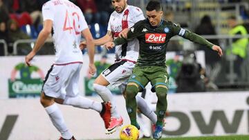 Callej&oacute;n, ante dos jugadores del Cagliari.