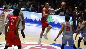 Marc Garc&iacute;a lanza durante el partido contra el Brose Bamberg.