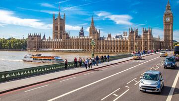 El origen de la tradición de conducir por la izquierda en Reino Unido no está claro. Algunos historiadores hablan de la herencia de la época romana cuando los jinetes, en su mayoría diestros, agarraban las riendas del caballo con la mano izquierda para utilizar la derecha para combatir y defenderse. Al ser así, los ejércitos marchaban por el lado izquierdo de la calzada. También se piensa que puede venir de los carros de caballos, en los que también se llevaban las riendas en la mano izquierda y en la derecha, el látigo para no dañar a los viandantes que circulaban por el lado izquierdo. Más tarde, Napoleón impuso conducir por el lado derecho en todos los territorios que había conquistado, aunque en Gran Bretaña nunca se llegó a adoptar esta medida. Finalmente, en 1835, Reino Unido legisló para que se circulara por el lado izquierdo en el Acta de Vías Británicas, incluyendo sus colonias.
