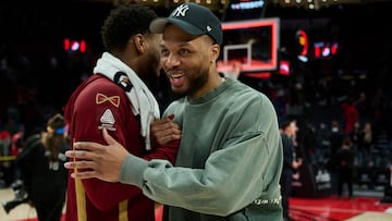 Damian Lillard, base de Portland Trail Blazers, se saluda con Donovan Mitchell, escolta de Cleveland Cavaliers.