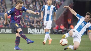 Ivan Rakitic (FC Barcelona) y Victor Sanchez (RCD Espanyol)