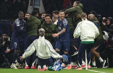 Los futbolistas del PSG celebran su victoria en el partido de la UEFA Champions League ante el Manchester City en París.