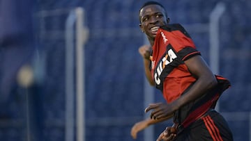 Vinicius Junior celebra un gol ante el  Sao Caetano 