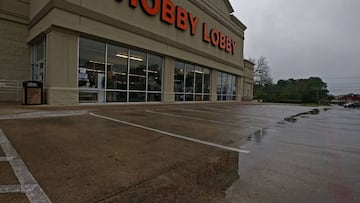 Dallas (United States), 03/04/2020.- Arts and crafts store 'Hobby Lobby' in North Dallas sits closed after officials posted for them to stop opening to public in Dallas, Texas, USA, 03 April 2020. Dallas City officials does not recognize Hobby L