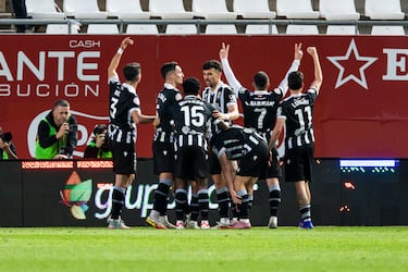 El Cartagena remonta y noquea al Murcia