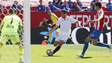 GRA088. SEVILLA, 02/04/2017.- El delantero franc&eacute;s del Sevilla Wissam Ben Yedder (c) se dispone a disparar a la porter&iacute;a defendida por Iv&aacute;n Cu&eacute;llar (i), portero del Sporting de Gij&oacute;n, durante el partido de la vig&eacute;sima novena jornada de Liga de Primera Divisi&oacute;n disputado hoy en el estadio S&aacute;nchez Pizju&aacute;n de la capital andaluza. EFE/Jos&eacute; Manuel Vidal