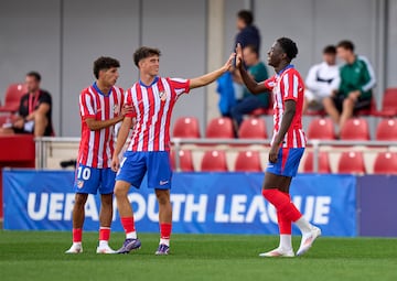 Omar celebra con Rayane y Boñar su gol al Leipzig en la Youth League. 