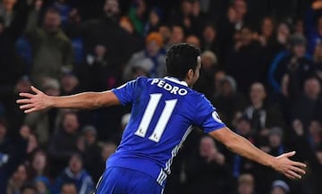 Chelsea's Spanish midfielder Pedro celebrates