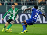 SEVILLA, 21/12/2025.- El delantero brasilero del Betis Antony (i) pelea un balón ante el defensa togolés del Getafe Djené Dakonam este domingo, durante el partido de la jornada 17 de LaLiga EA Sports, que Real Betis y Getafe CF disputan en el estadio La Cartuja de Sevilla. EFE/ Julio Muñoz