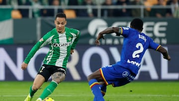 SEVILLA, 21/12/2025.- El delantero brasilero del Betis Antony (i) pelea un balón ante el defensa togolés del Getafe Djené Dakonam este domingo, durante el partido de la jornada 17 de LaLiga EA Sports, que Real Betis y Getafe CF disputan en el estadio La Cartuja de Sevilla. EFE/ Julio Muñoz
