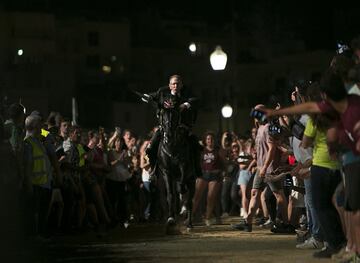 La ciudad menorquina de Ciutadella vibró con los 'Jocs des Pla', una tradición que cada año aglutina a más gente en las fiestas de Sant Joan.