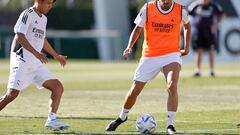 Dani Ceballos, in orange bib, controls the ball against Kubo in training in Valdebebas.