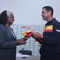 Equipo colombiano de Copa Davis recibe el pabellón nacional