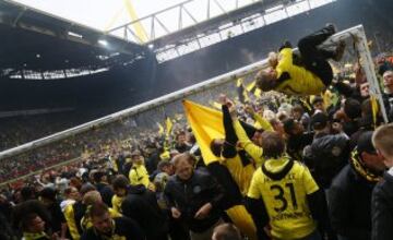 Aficionados del Borussia Dortmund celebrando el triunfo ante el SC Freiburg.