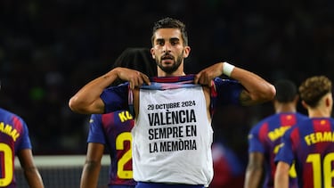Ferran Torres celebra el 2-0 al Elche recordando a las víctimas de la DANA de Valencia con un mensaje bajo la camiseta oficial. 

