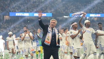 MADRID, 29/05/2022.- El técnico italiano del Real Madrid, Carlo Ancelotti y los jugadores del equipo blanco, durante la celebración hoy domingo en el estadio Santiago Bernabéu de la victoria del equipo madridista en la final de la Liga de Campeones. EFE/Victor Lerena.
