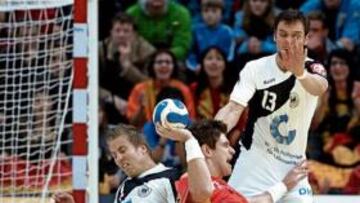 <b>INTENSIDAD MÁXIMA. </b>Julen Aguinagalde se fajó con la defensa germana. Ni Roggisch ni Baur pudieron con él en esta jugada.