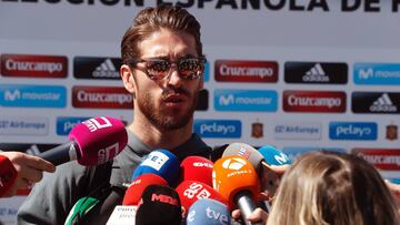 GRA070. LAS ROZAS (C.A. DE MADRID), 20/03/2017.- El defensa Sergio Ramos atiende a los medios a su llegada hoy a la Ciudad del Fútbol de Las Rozas, donde la selección española se entrena esta tarde para preparar el partido de clasificación para el Mundial de Rusia 2018 ante Israel que se disputa el próximo viernes en Gijón, y el amistoso ante Francia que se disputará en París el martes 28 de marzo. EFE/Zipi