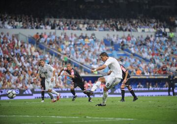 El 29 de agosto del 2009 en la primera jornada de LaLiga, enfrentando al Deportivo La Coruña en el Santiago Bernabéu. Cristiano Ronaldo anotó su primer gol con el club a través de un penalti en el minuto 35, igualando el marcador a 1-1. El partido finalizó 3-2, con victoria para el Madrid.