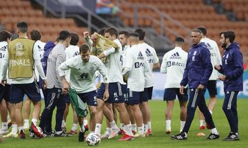 Luis Enrique con el grupo de jugadores.