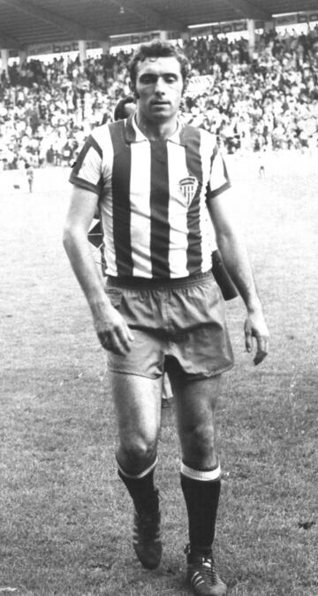 El primer jugador amonestado en la historia de La Liga fue Quini, en un Espanyol-Sporting de Gijón disputado el 24 de enero de 1971. Aquella tarjeta (de color blanco) se la mostró el colegiado balear Diego Balaguer por protestar. 