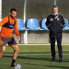Fran Escribá puede repetir once en el Elche por primera vez